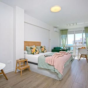 Estudio renovado con vista al mar